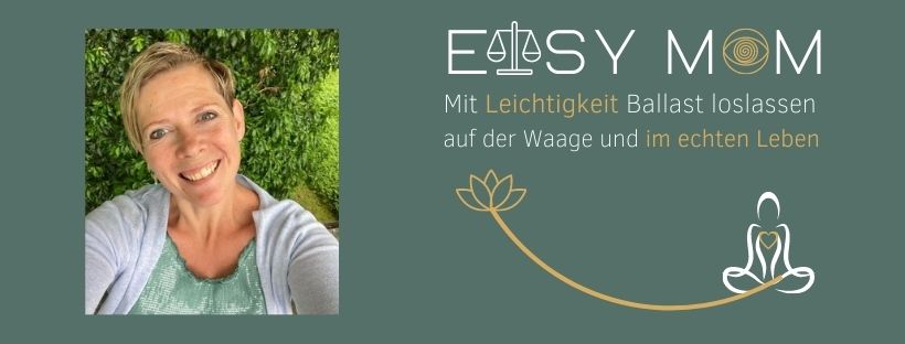 Facebook Titelbild mit Martina und Easy Mom_schmal_mittig Martina Klein lächelt in die Kamera und stellt ihr Programm Easy Mom vor