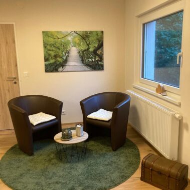 Zwei Stühle auf einem gemütlichen Teppich