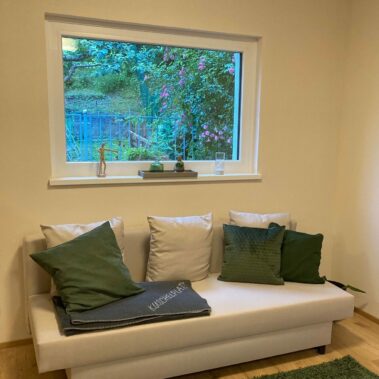 Wohlfühlambiente: Ein Raum mit gemütlichem Sofa lädt zum Verweilen ein