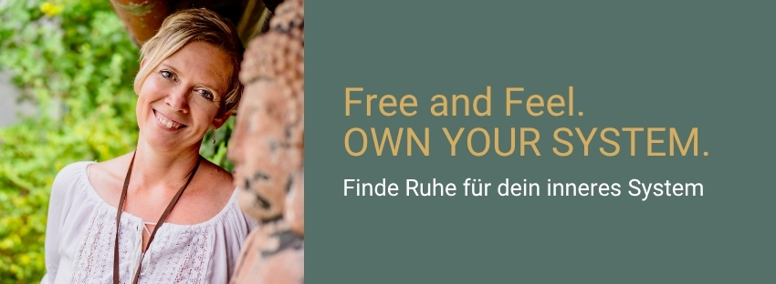 Martina Klein mit dem Schriftbanner von free and feel - own your system