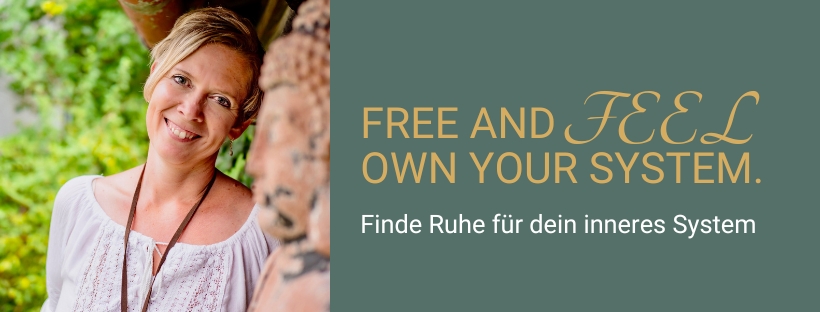 Martina Klein mit dem Schriftbanner von free and feel - own your system
