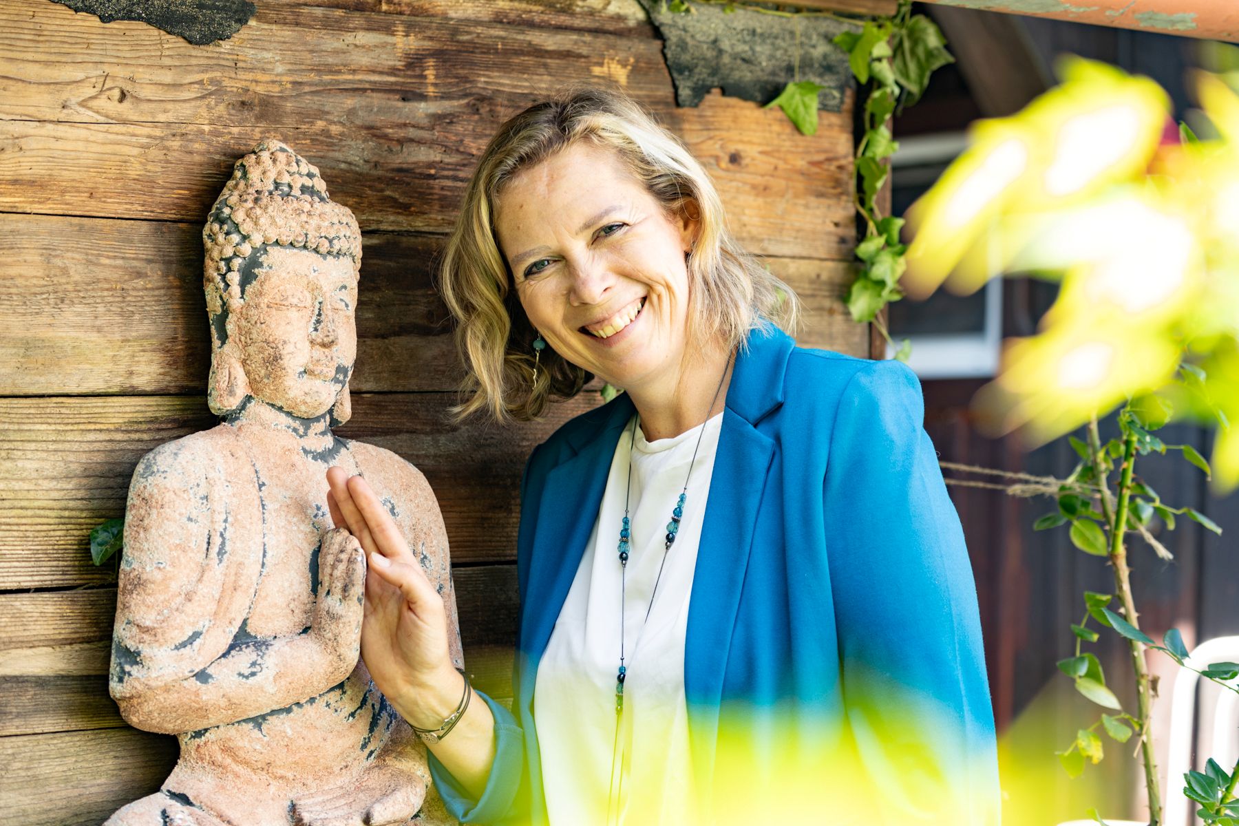 Martina bei einer Budda Statue - Hand in Hand
