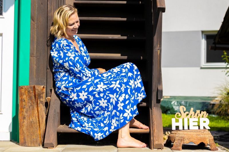 Martina Klein schaut auf ein Schild auf dem steht "Schön hier"